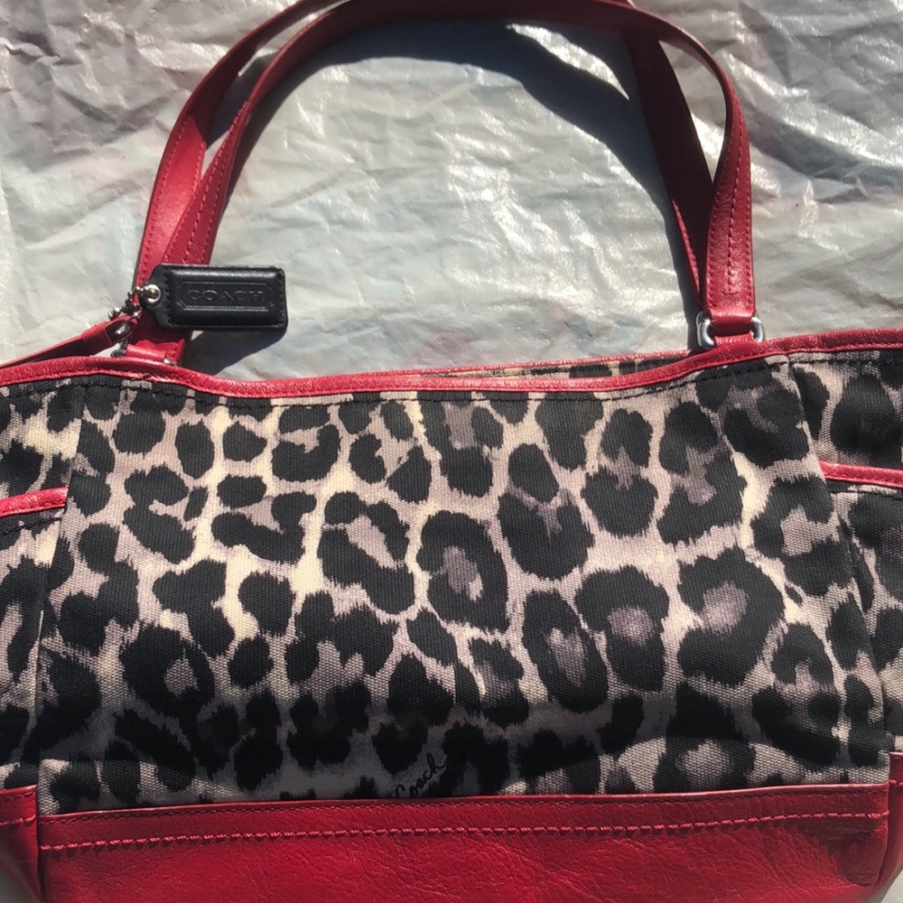 Coach Quo Valvit Leopard Handcoff